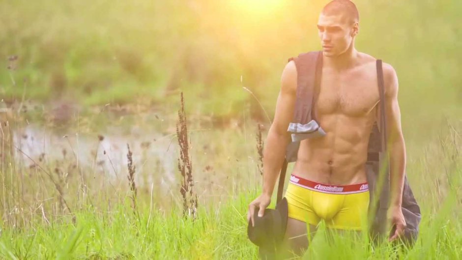 Юноши в шортах