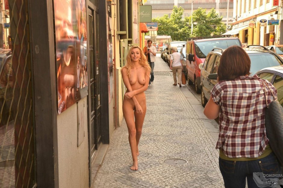 Голая девушка на публике