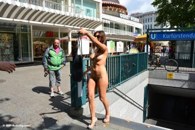 Голые женщины в публичных местах