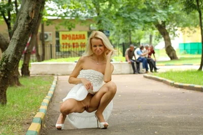 Девушки раздеваются на улице