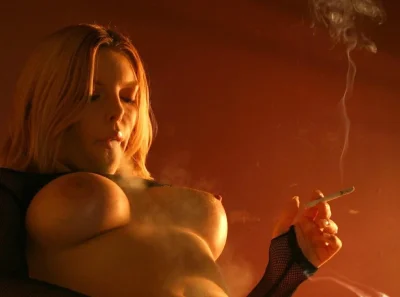 Красивые голые женщины курят