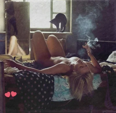 Девушка с сигаретой в постели