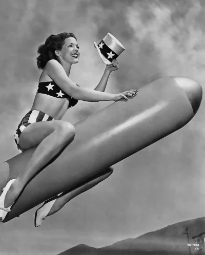 Девушка с огнеметом