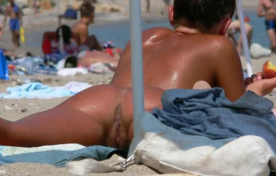 На пляже ню