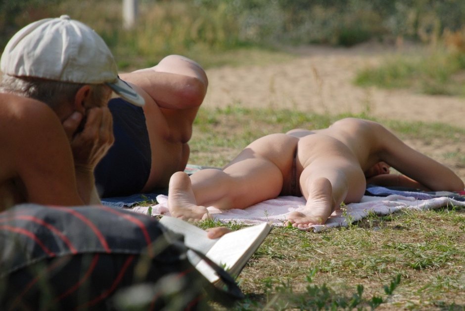 Дамы загорают голыми на пляже