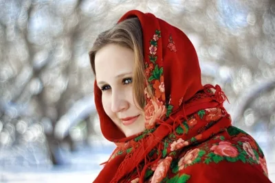 Славянка в платье деревья