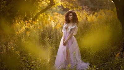 Девушка в полупрозрачном платье на природе
