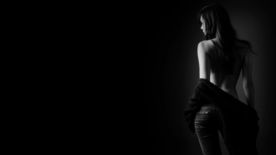 Девушка на темном фоне