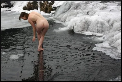 Голые дамы купаются в проруби