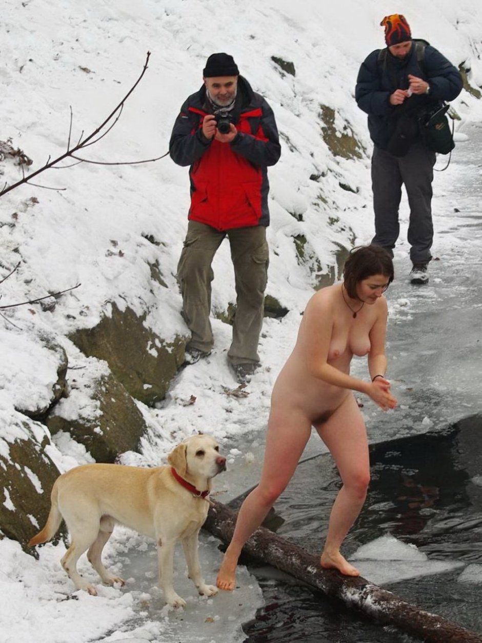 Голые парни купаются в снегу