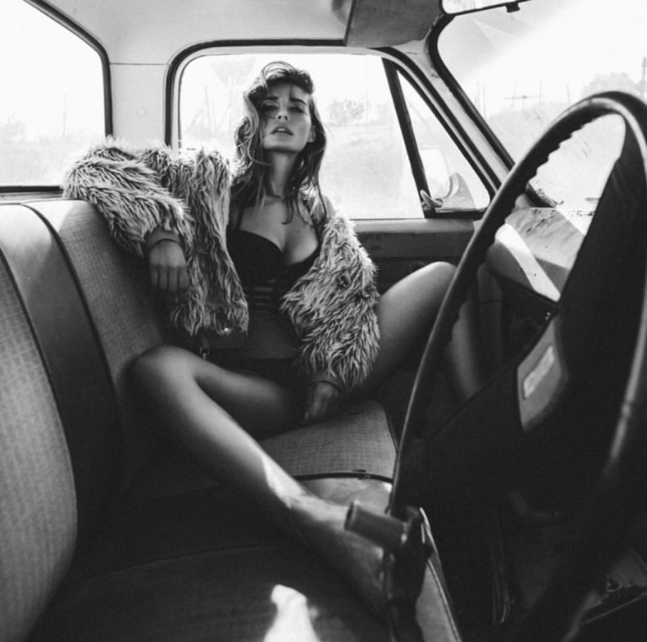 Девушка раздевается в машине