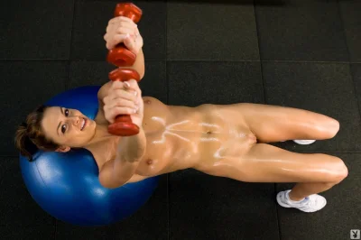 Групповой голый фитнес