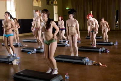 Голые женщины занимаются аэробикой