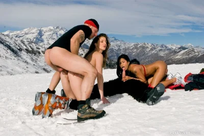 Голые лыжницы