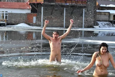 Голые купаются на крещение