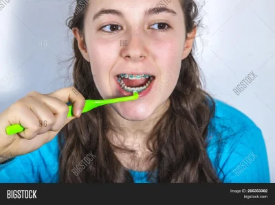 Немая девушка с брекетами из фильма