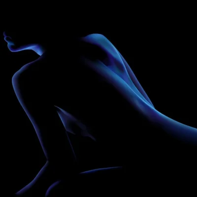 Силуэт девушки в темноте