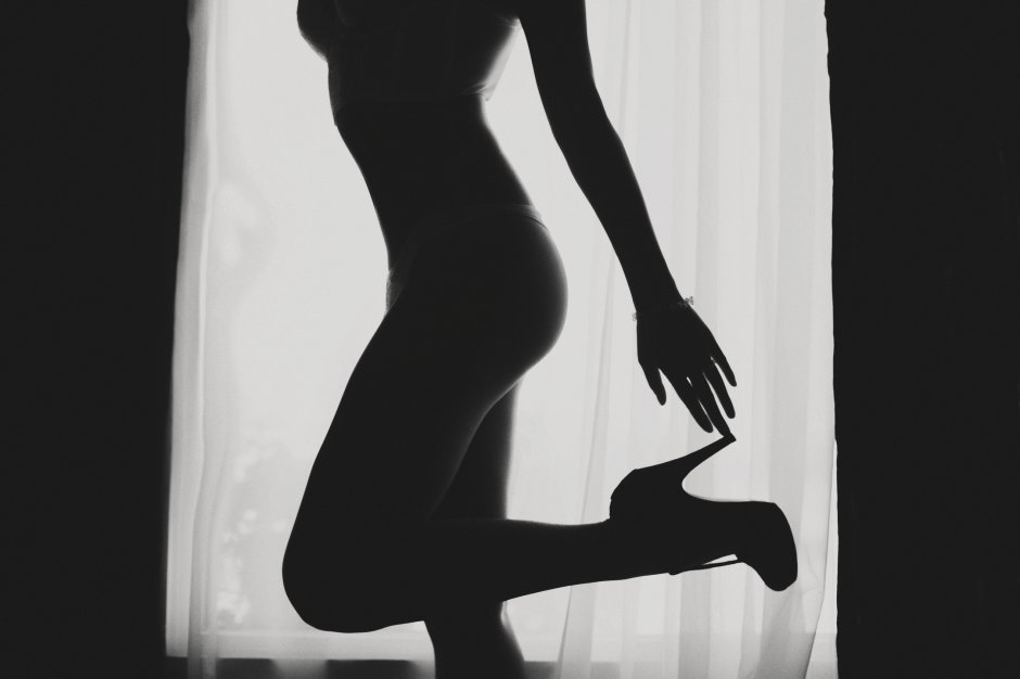 Девушка на пилоне силуэт