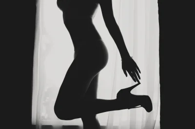 Девушка на пилоне силуэт