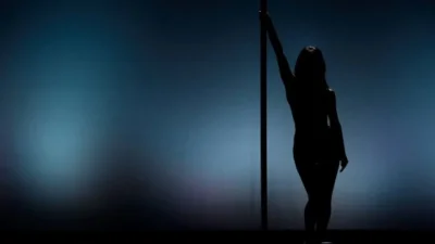 Женщина в полумраке