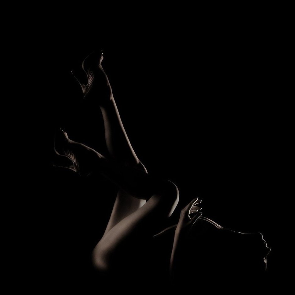 Силуэт девушки с раздвинутыми ногами
