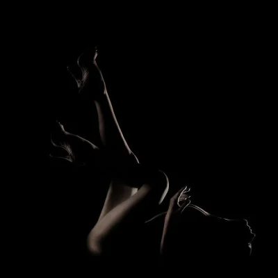 Силуэт девушки с раздвинутыми ногами