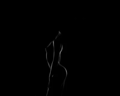 Силуэт лежащей женщины