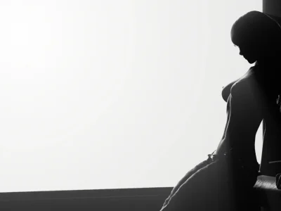 Силуэт девушки со спины в темноте