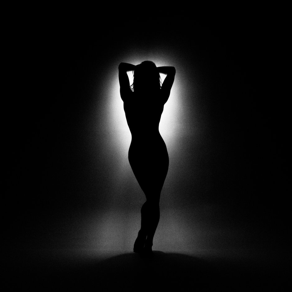 Девушка у окна со спины