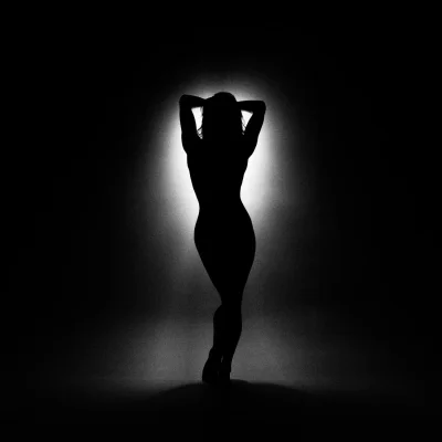 Девушка у окна со спины