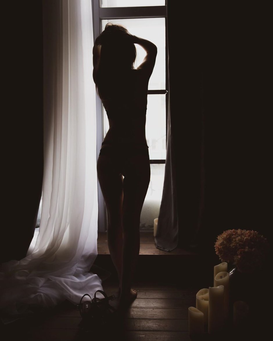 Женское тело на черном фоне