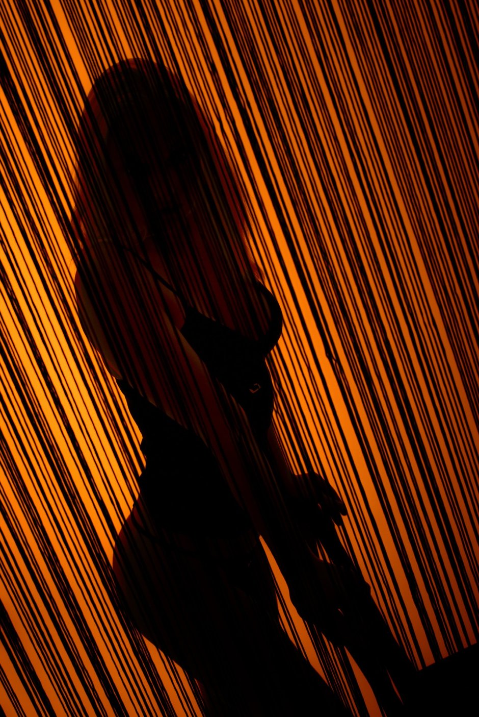 Силуэт в дверном проеме