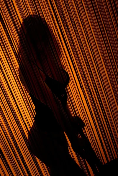 Силуэт в дверном проеме