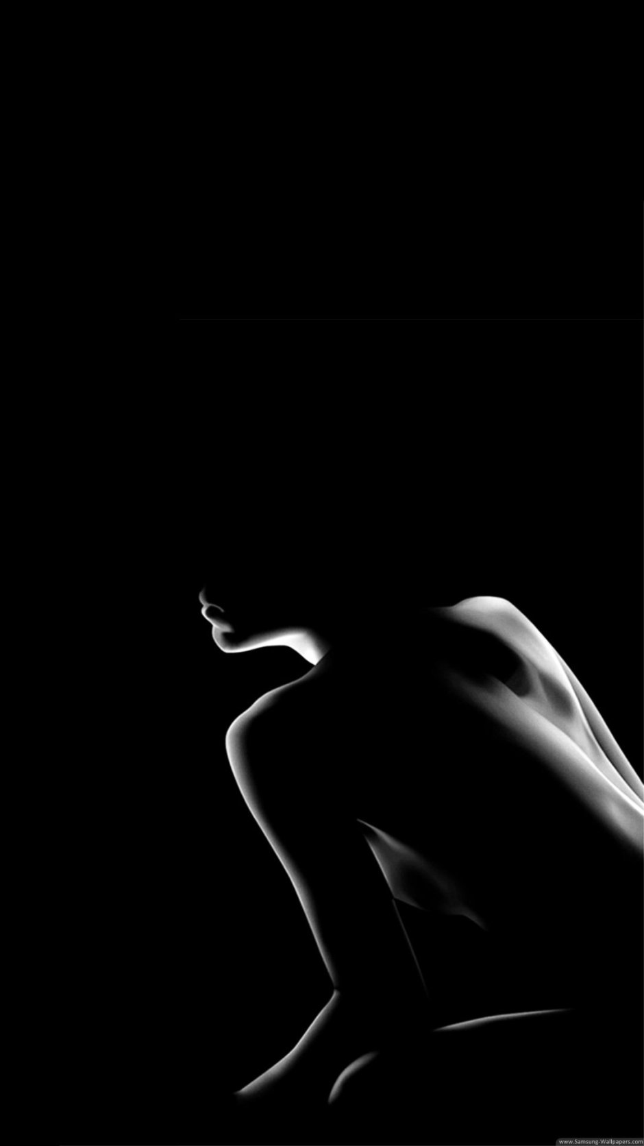 Женский силуэт на черном фоне