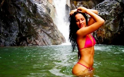 Девушка брюнетка в Абхазии