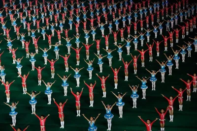 Северная Корея девушки маршируют