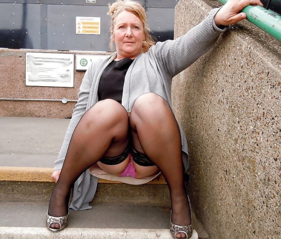 Пожилые женщины без трусов