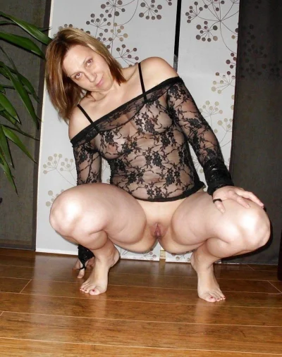 Пожилая блондинка без трусов