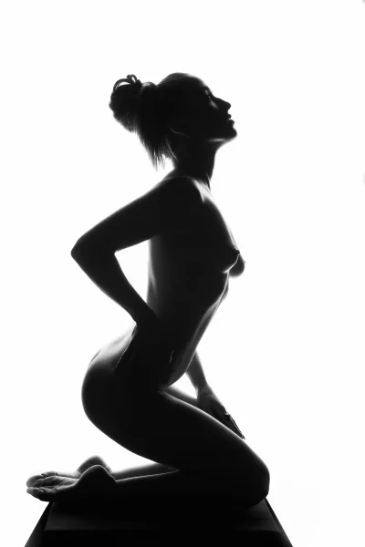 Голые женщины в полумраке