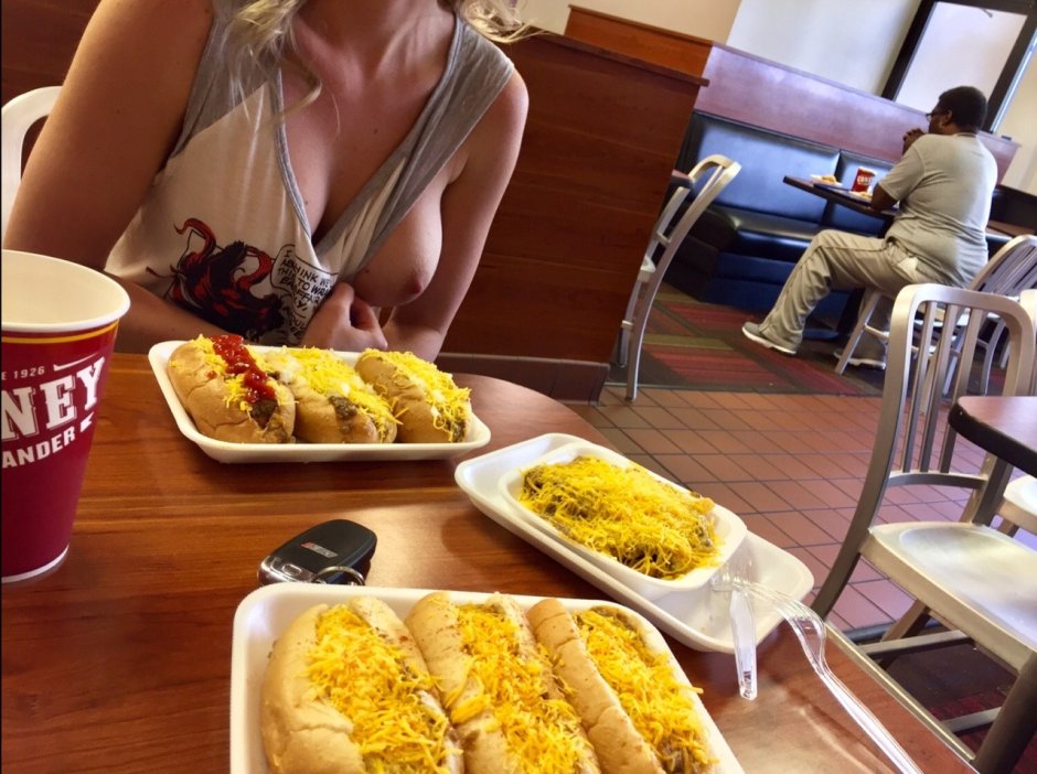 Показала грудь в ресторане