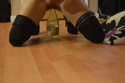 Пьян с бутылкой в киске