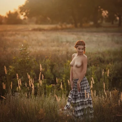 Эротическая фотосессия на сеновале