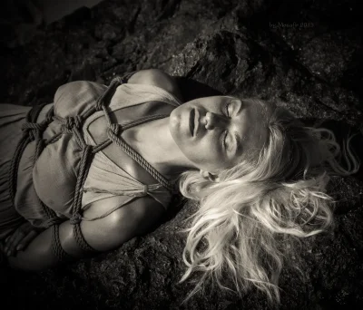 Связанные девушки в чулках бдсм