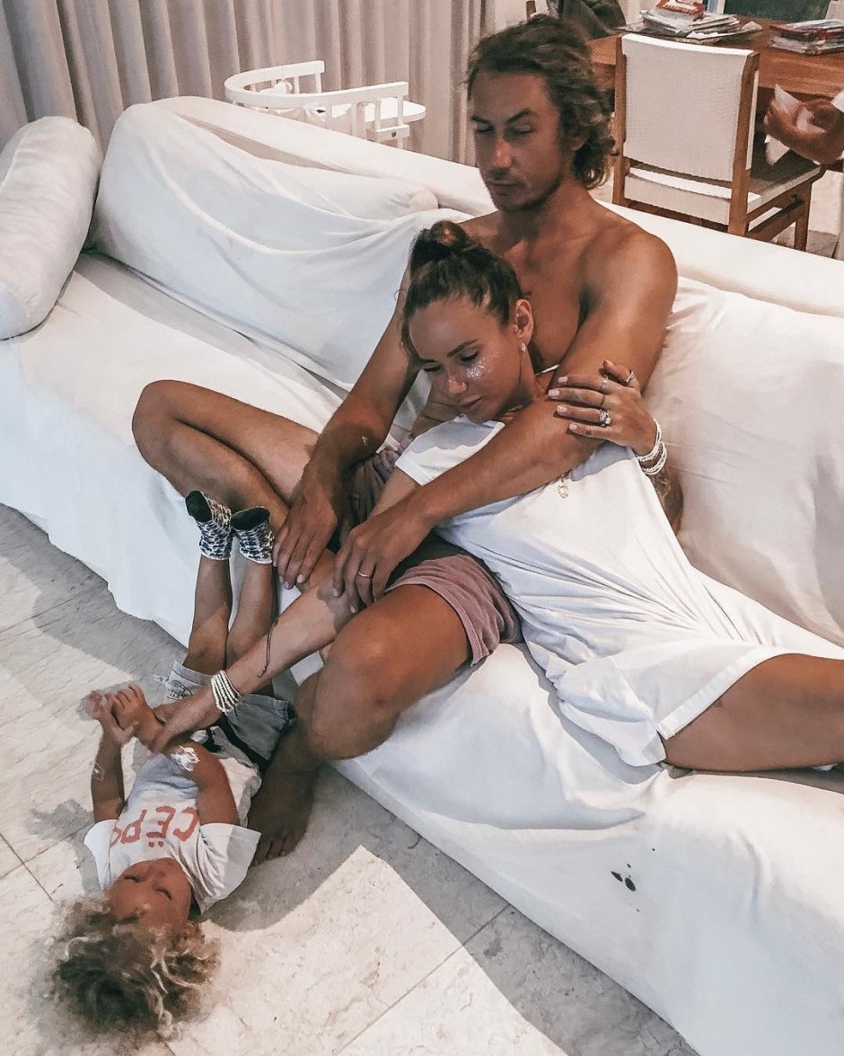 Айза Анохина 18