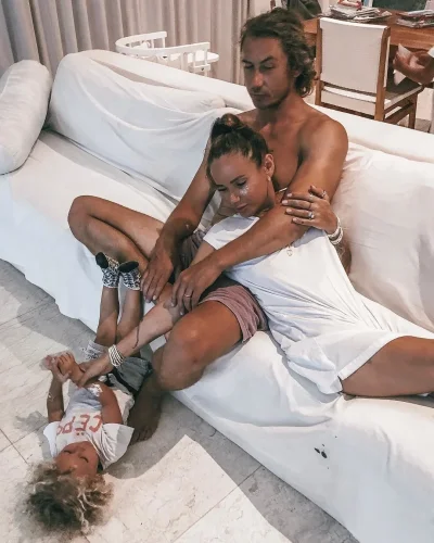 Айза Анохина 18