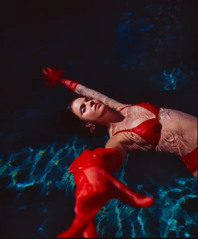 Шелли Хенниг в платье