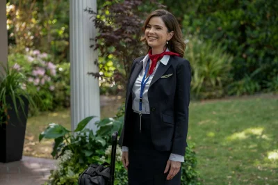 Женщина в доме напротив девушки в окне сериал 2022