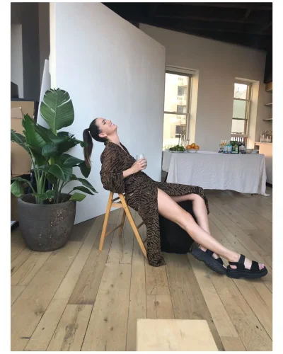 Шелли Хенниг пьет