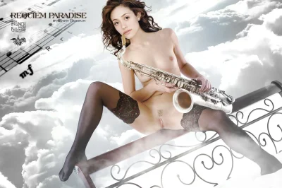 Девушка с саксофоном