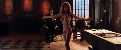 Конни Нильсен в юбке эро